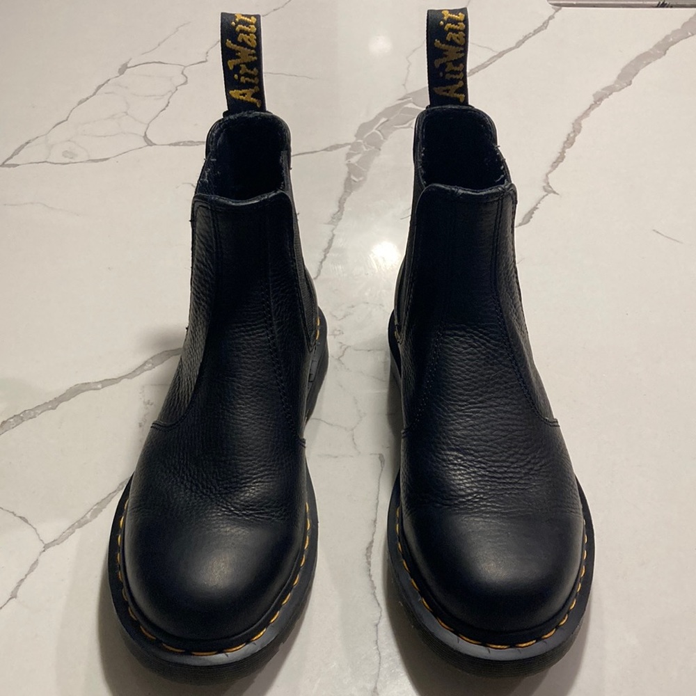 https://www.drmartens.com/us/en/p/25600001